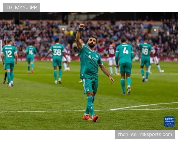 场边花絮：伯恩利小球迷冲入场内拥抱偶像萨拉赫，被保安友好带离